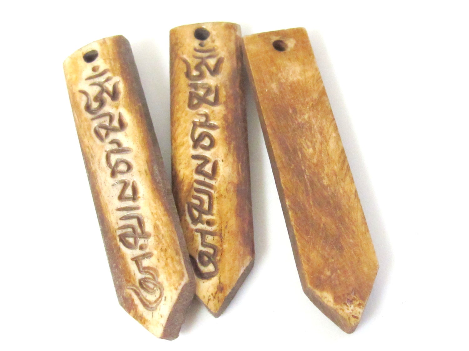 1 Pendant - Carved bone Tibetan Om mantra inscribed arrow point shape pendant - PB080