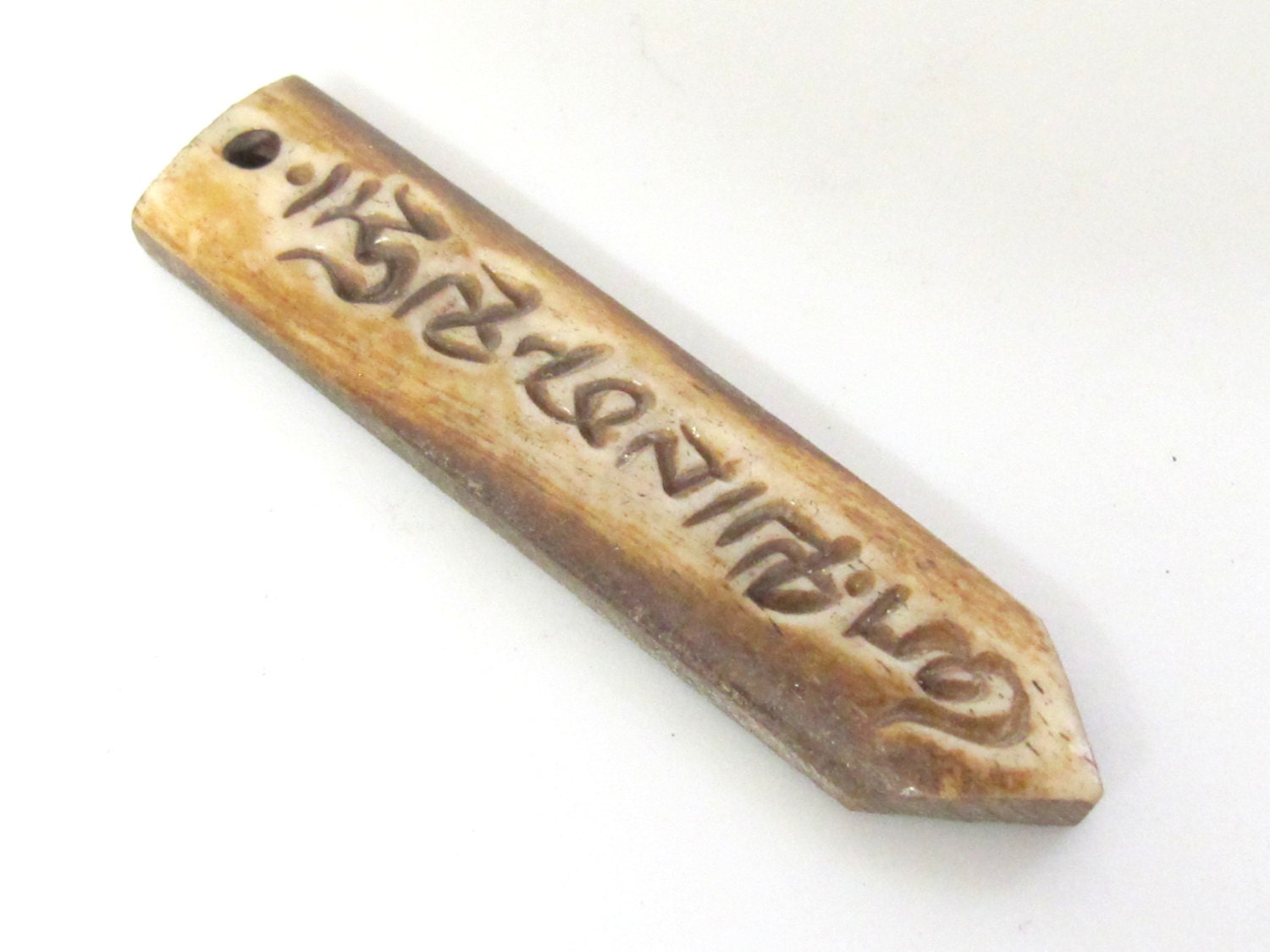 1 Pendant - Carved bone Tibetan Om mantra inscribed arrow point shape pendant - PB080