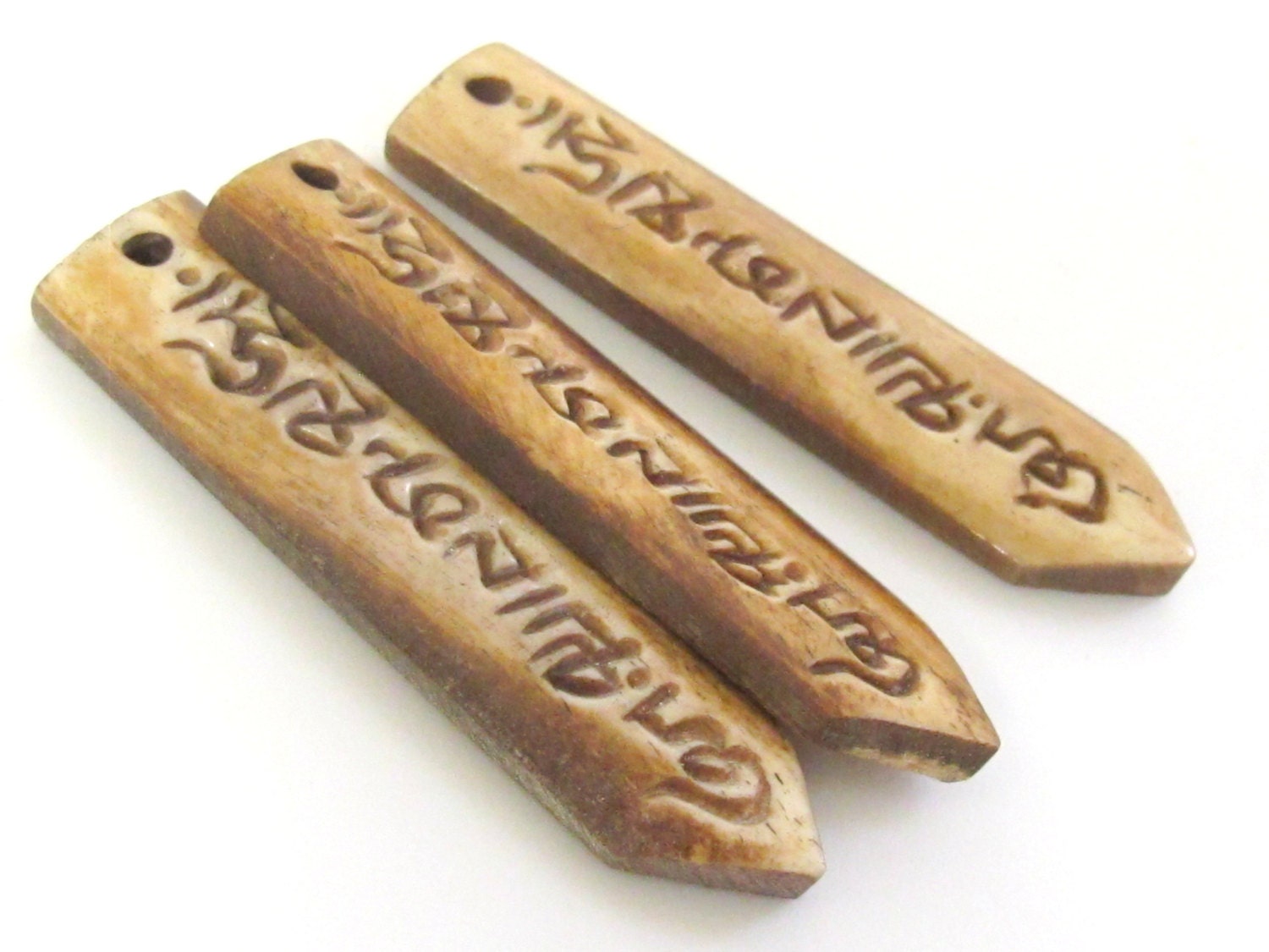 1 Pendant - Carved bone Tibetan Om mantra inscribed arrow point shape pendant - PB080