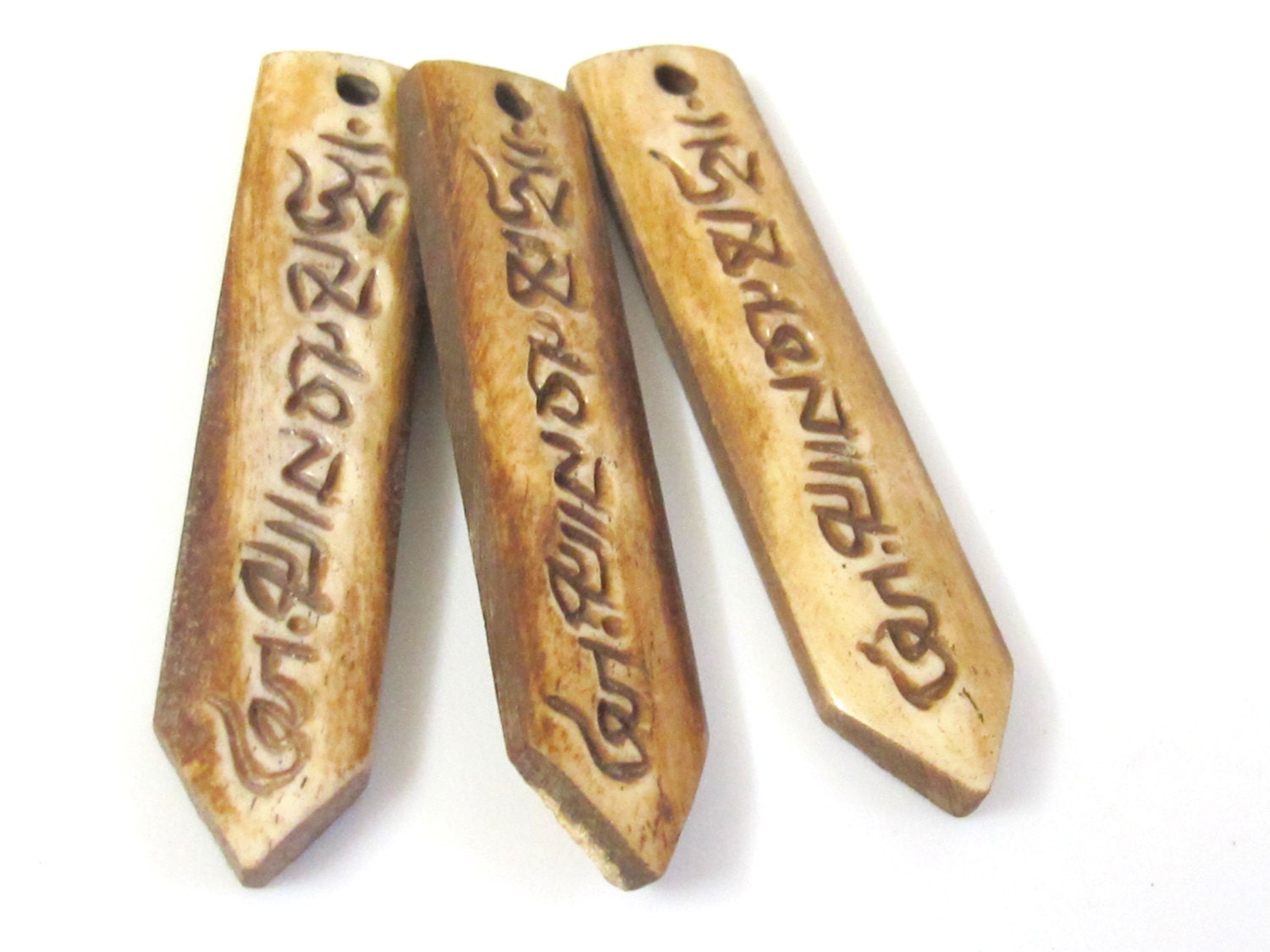 1 Pendant - Carved bone Tibetan Om mantra inscribed arrow point shape pendant - PB080