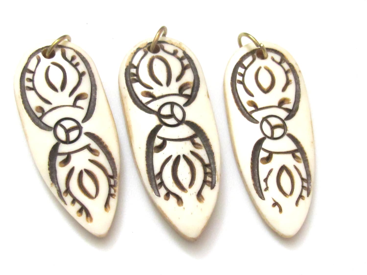 1 Pendant - White color carved spear shape Tibetan Vajra Dorje recycled cattle bone pendant - PB082