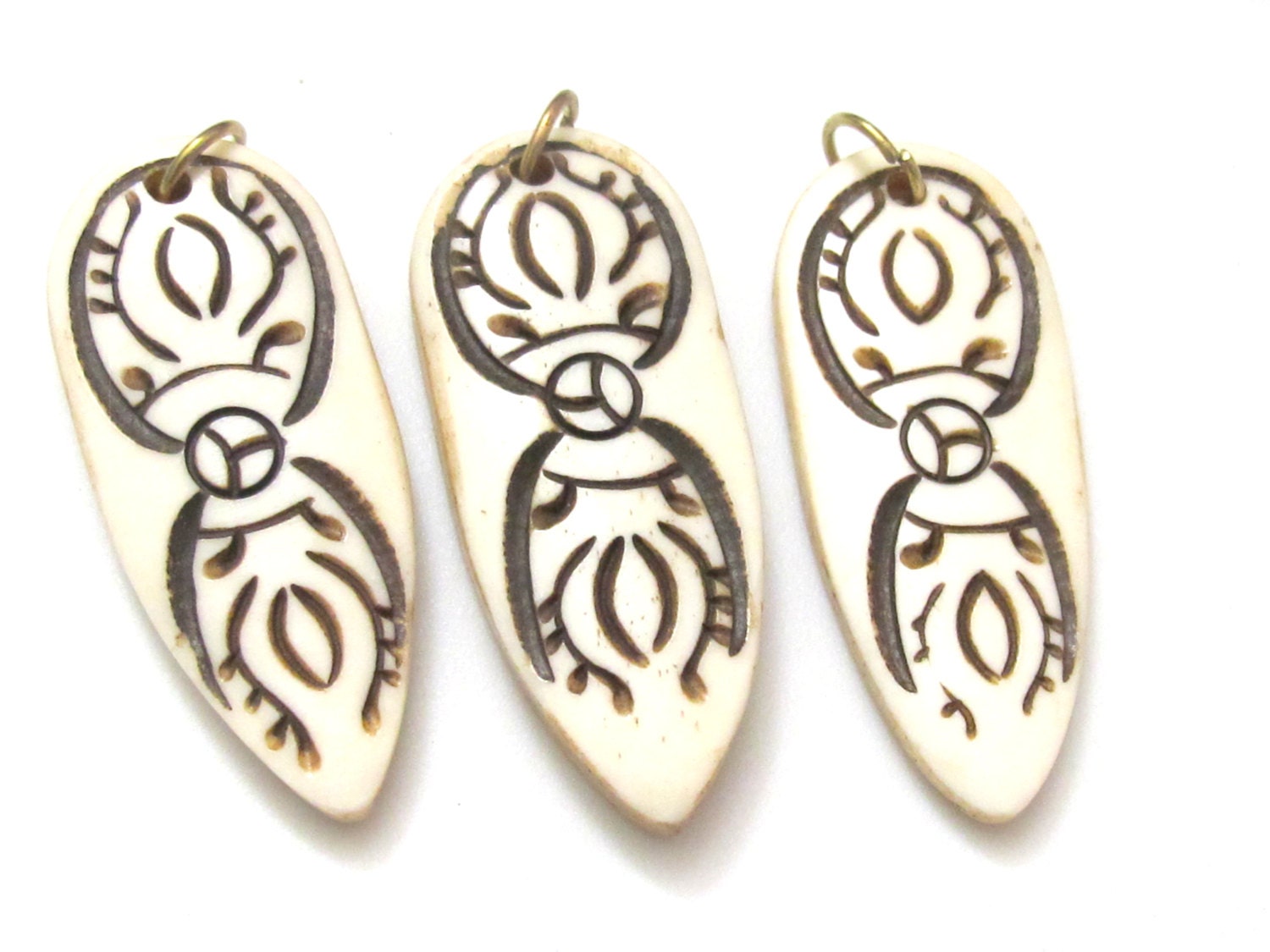1 Pendant - White color carved spear shape Tibetan Vajra Dorje recycled cattle bone pendant - PB082
