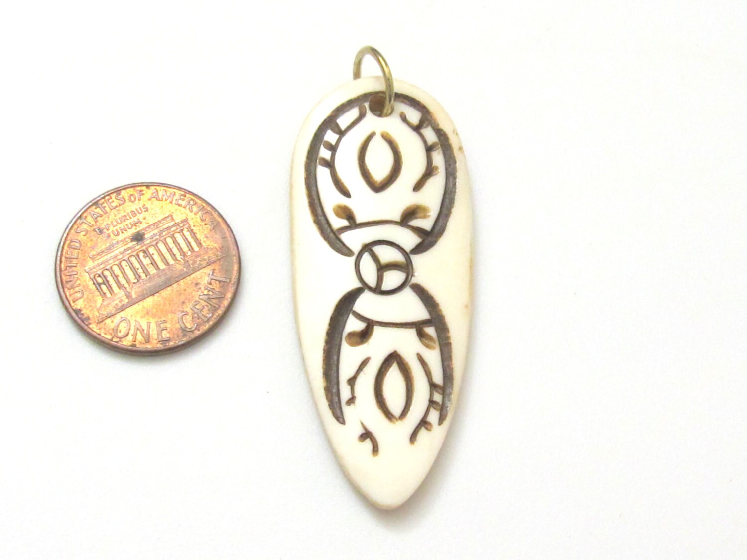 1 Pendant - White color carved spear shape Tibetan Vajra Dorje recycled cattle bone pendant - PB082