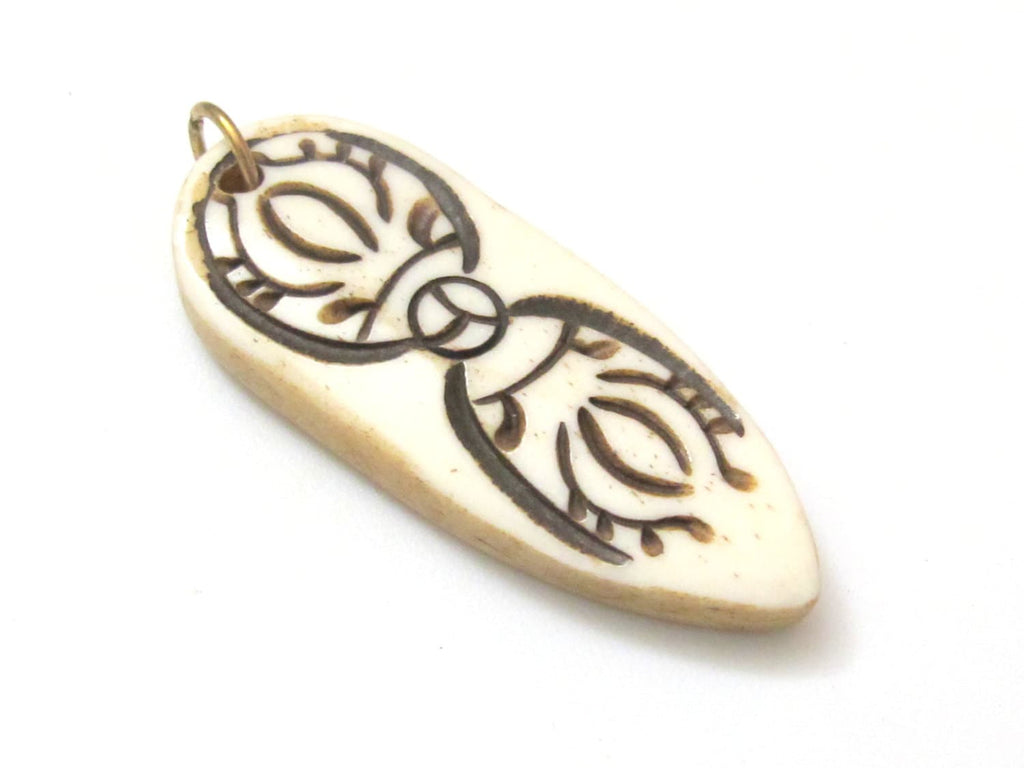 1 Pendant - White color carved spear shape Tibetan Vajra Dorje recycled cattle bone pendant - PB082