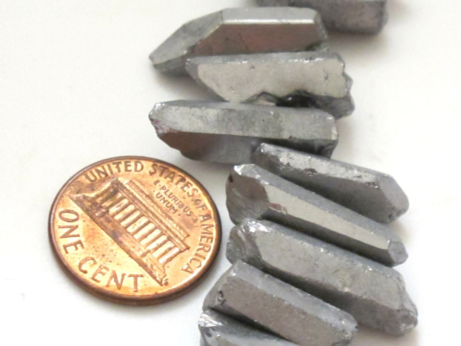 10 BEADS - Grey titanium quartz points - GM303