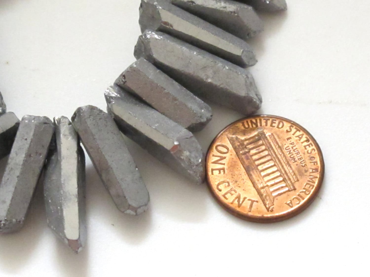 10 BEADS - Grey titanium quartz points - GM303