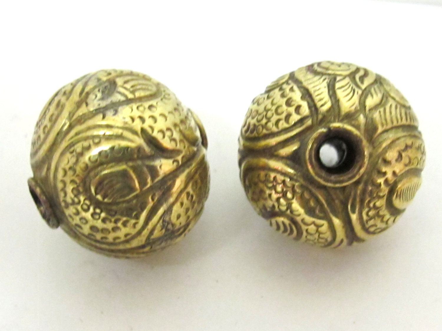 2 BEADS - Nepal brass beads Tibetan beads Large Size 20 mm Tibetan brass repousse oval rondele shape beads - BD608C