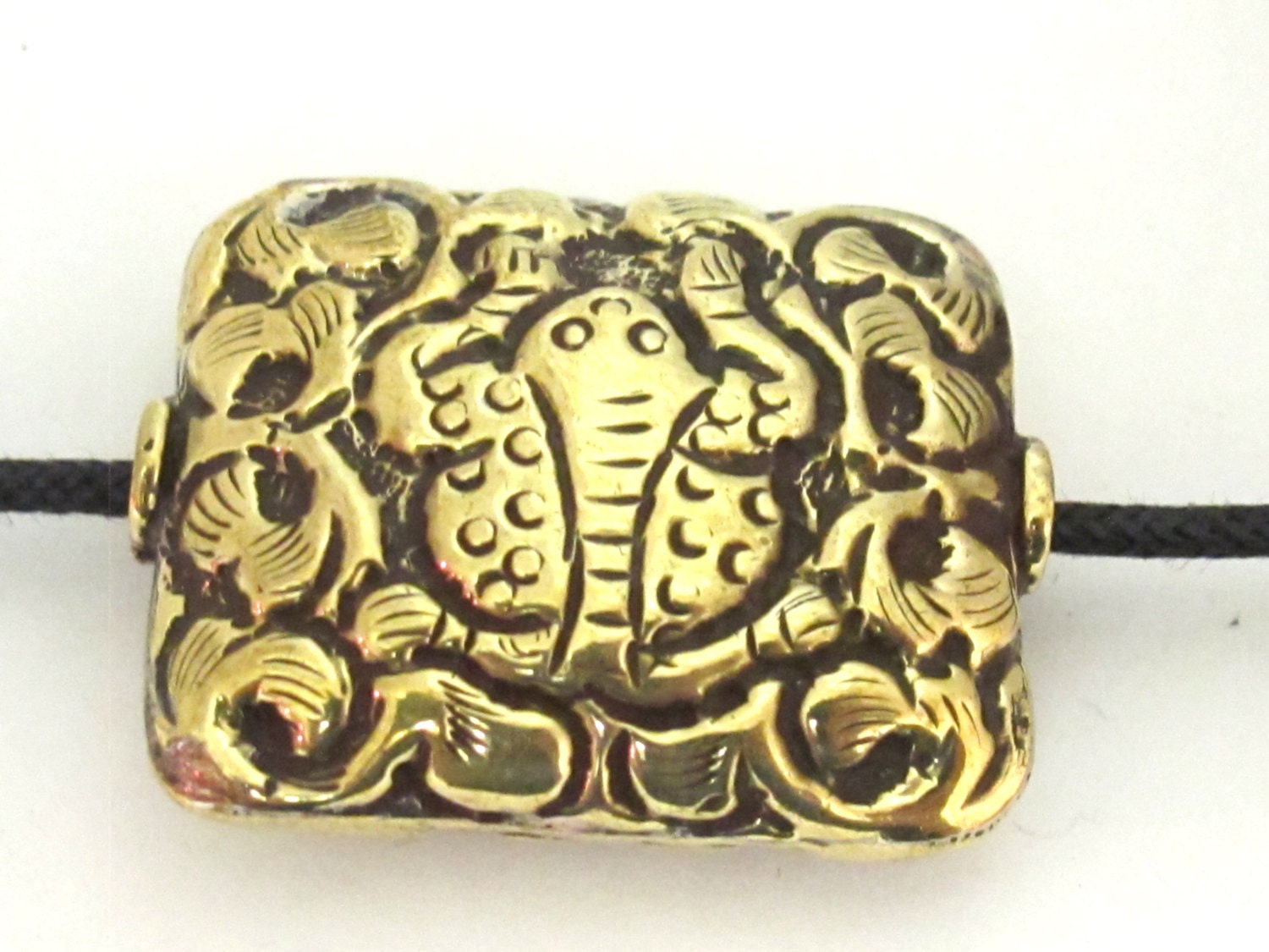 2 BEADS-Large 32 x 26 mm size Tibetan brass repousse frog design focal pendant bead - BD609