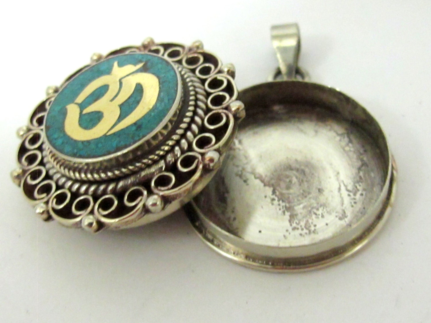Tibetan Ghau prayer box Om mantra filigree pendant with turquoise inlay - PM256E