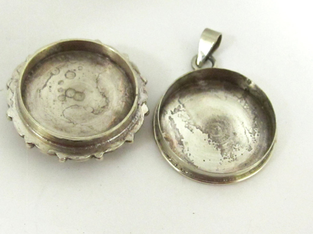 Tibetan Ghau prayer box Om mantra filigree pendant with turquoise inlay - PM256E