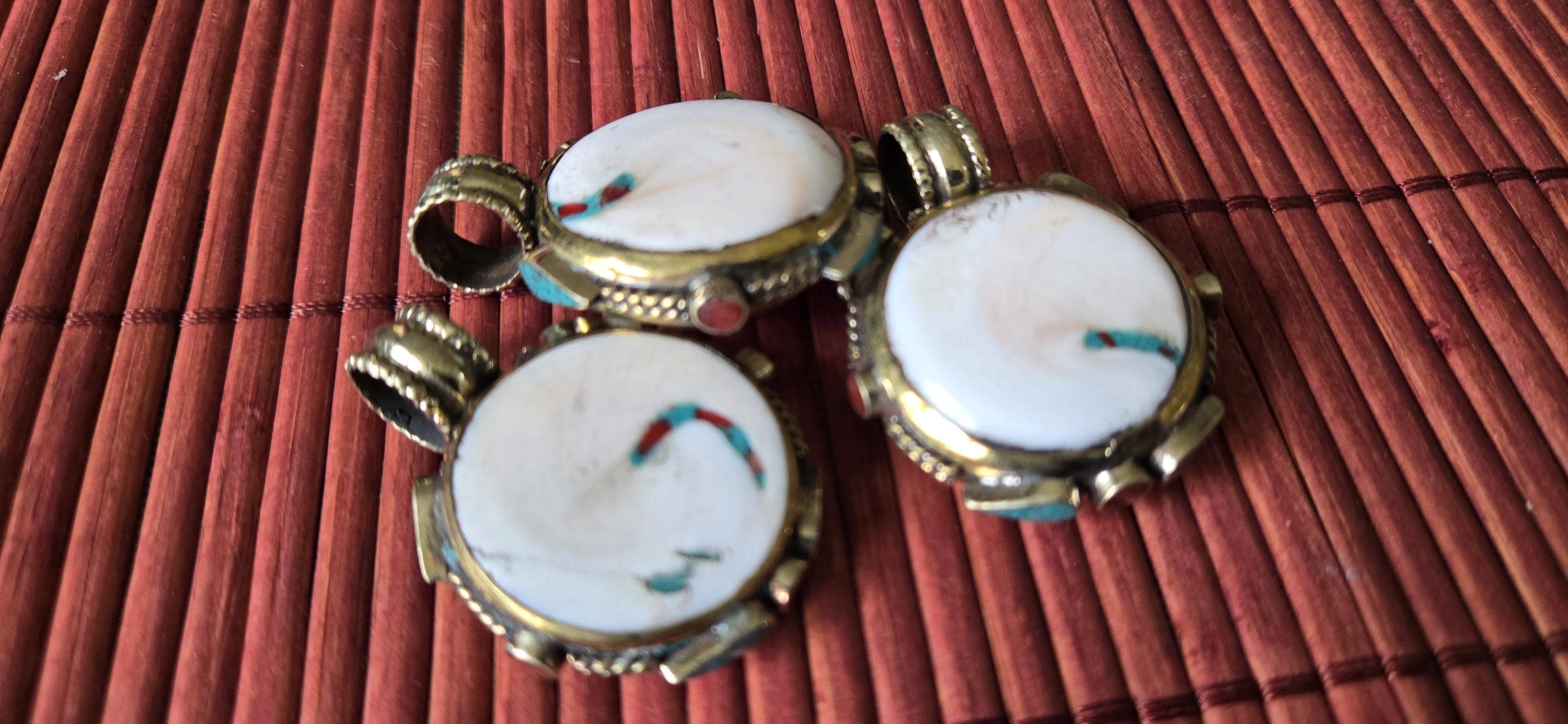 1 Pendant - Round oval shape Tibetan naga conch shell brass bail pendant with turquoise inlay - Nepal jewelry supply - PM489