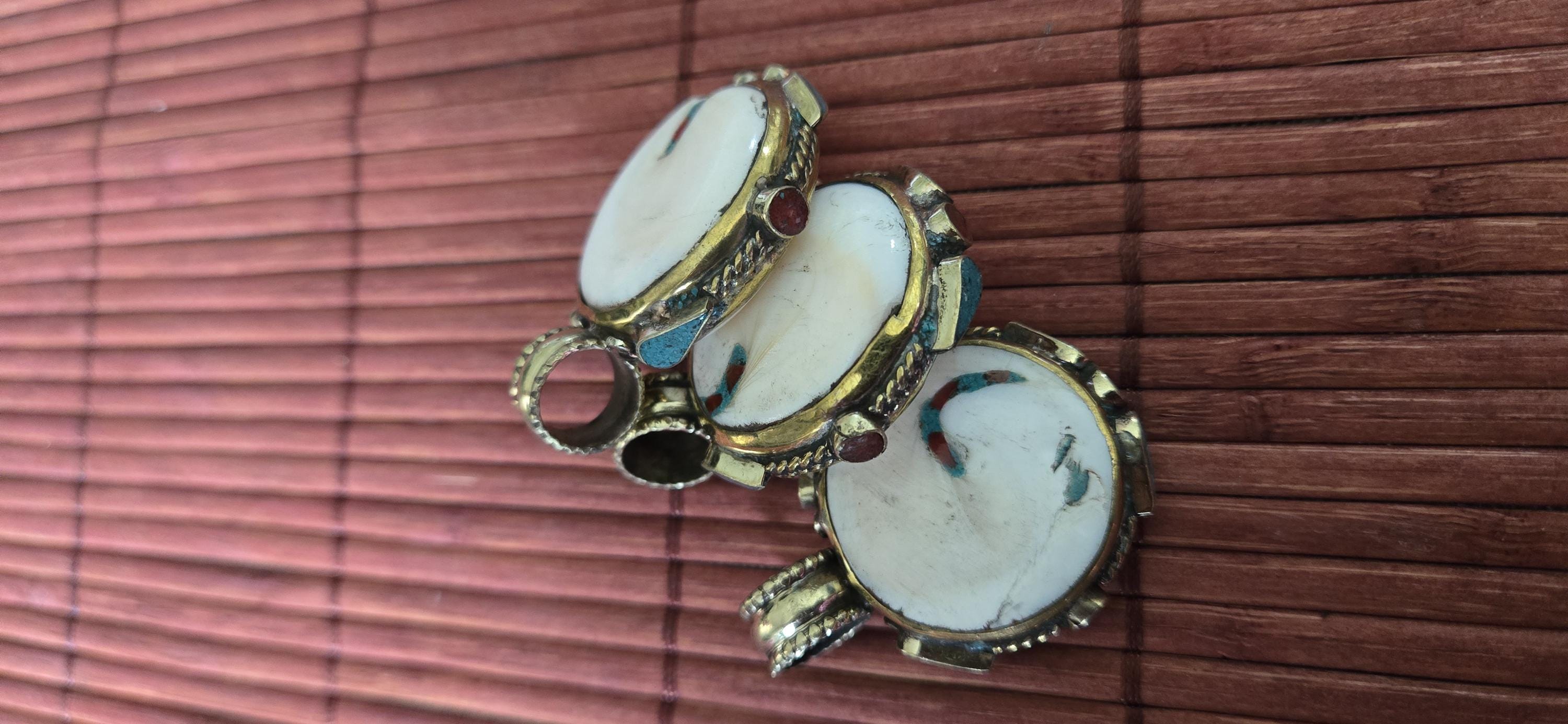 1 Pendant - Round oval shape Tibetan naga conch shell brass bail pendant with turquoise inlay - Nepal jewelry supply - PM489