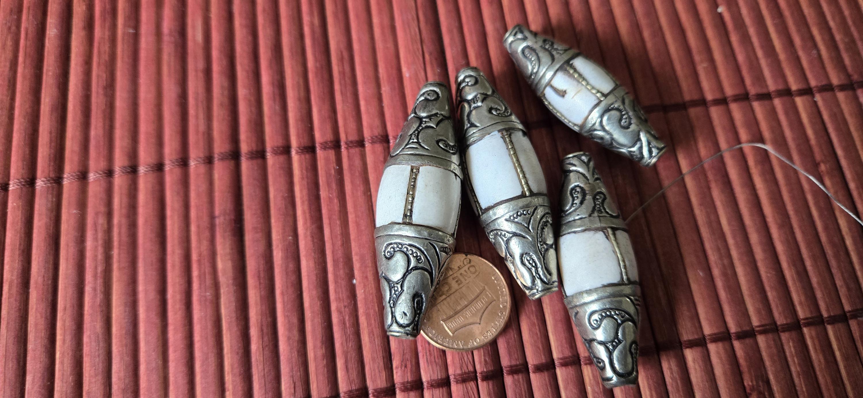 1 naga conch shell Bead - Beautiful antiqued silver tone capped Tribal naga conch shell focal pendant bead grooved wire inlay Nepal CH034G