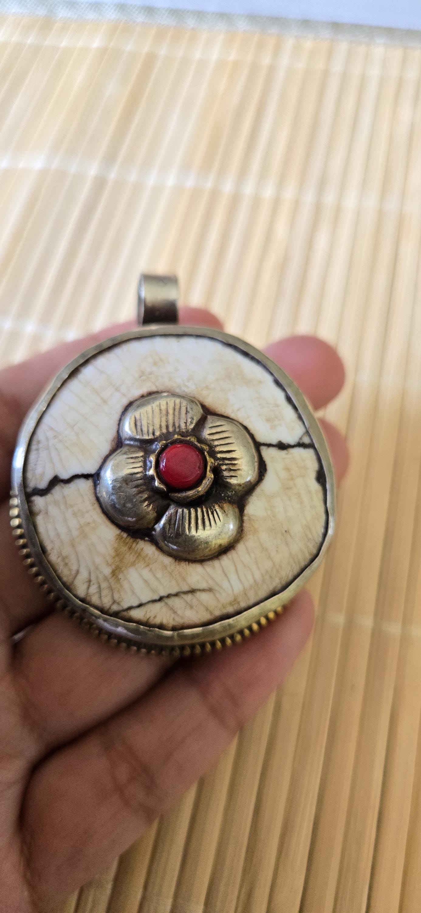 1 pendant - Ethnic Tibetan silver naga conch shell pendant with coral inlay and floral carving on reverse side - PM586G