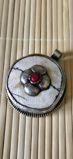 1 pendant - Ethnic Tibetan silver naga conch shell pendant with coral inlay and floral carving on reverse side - PM586G