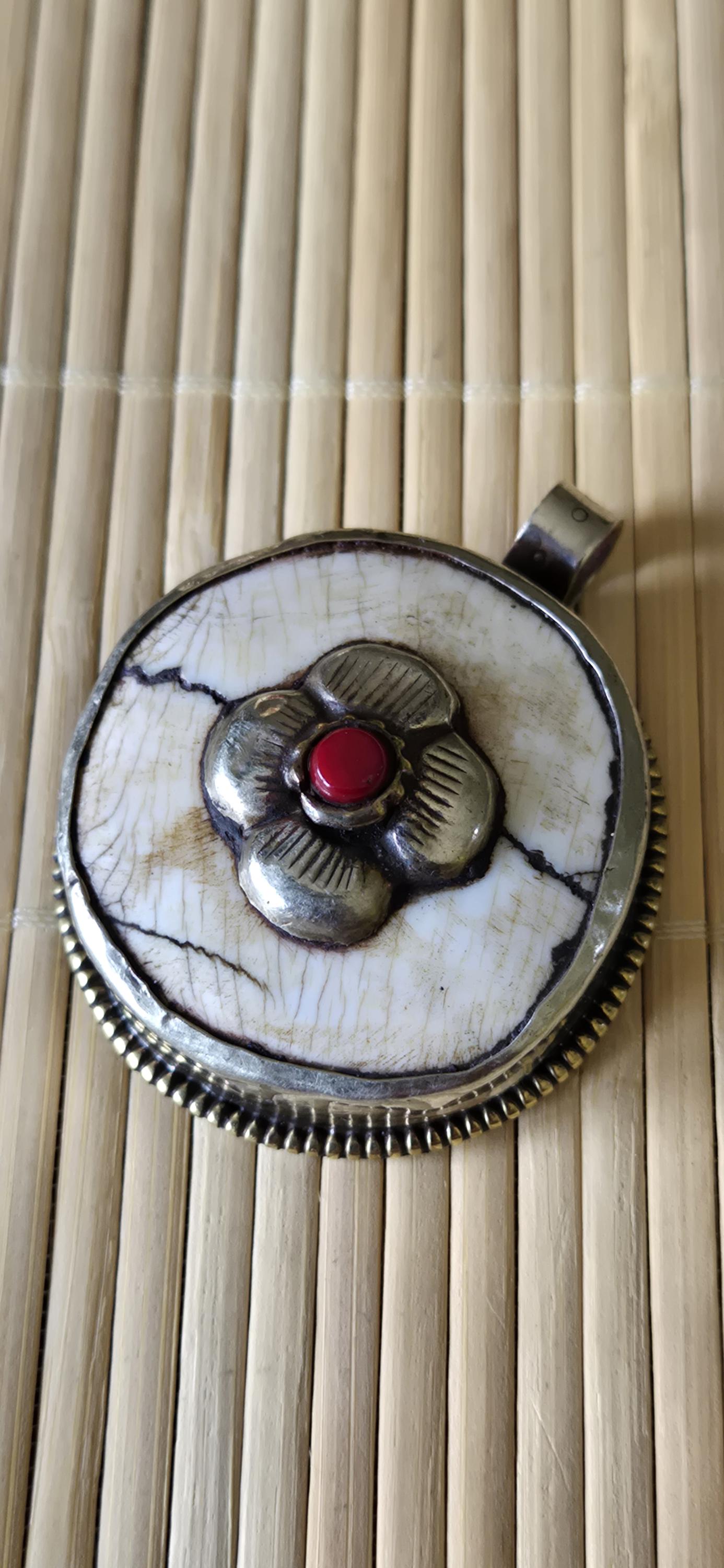1 pendant - Ethnic Tibetan silver naga conch shell pendant with coral inlay and floral carving on reverse side - PM586G