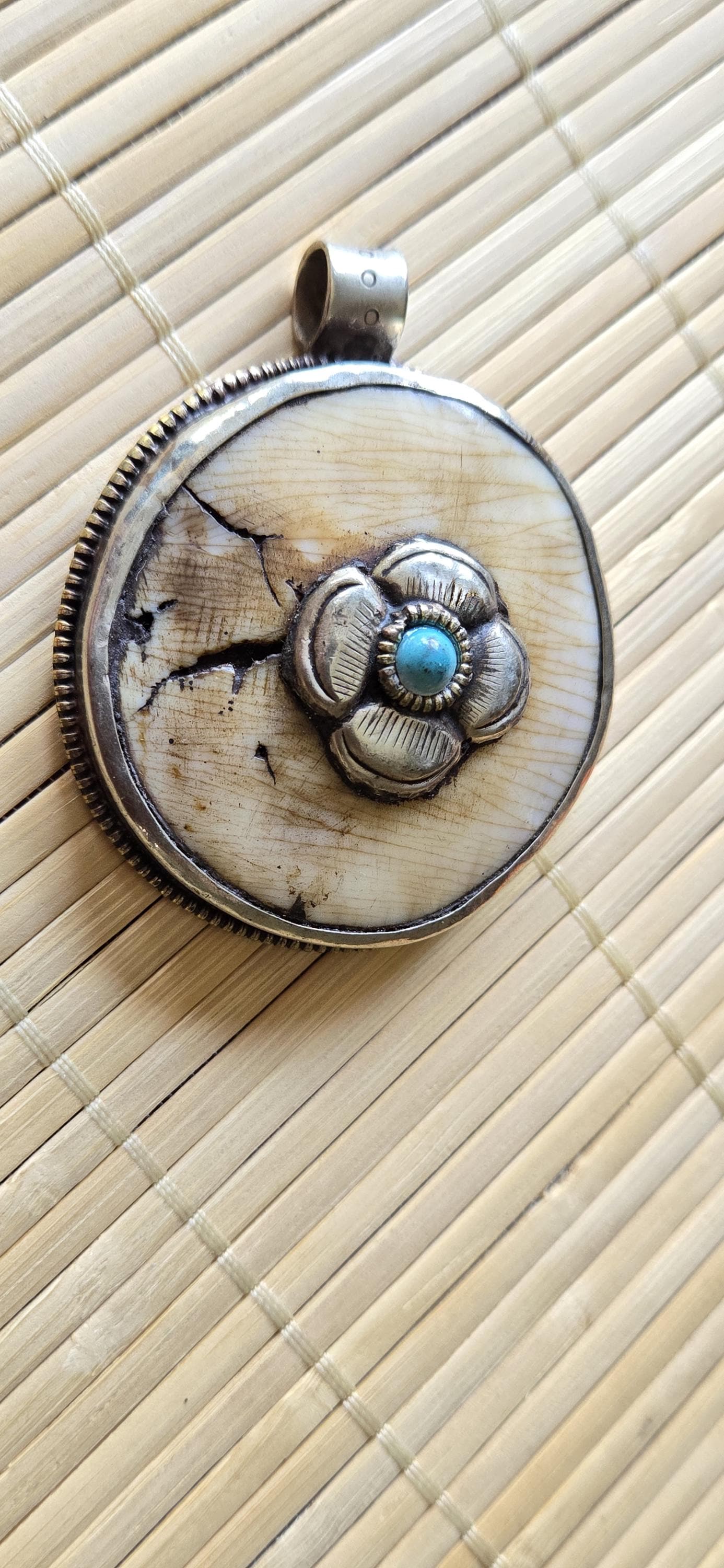 1 pendant - Ethnic Tibetan silver naga conch shell pendant with turquoise inlay and floral deer carving on reverse side - PM587C