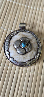 1 pendant - Ethnic Tibetan silver naga conch shell pendant with turquoise inlay and floral deer carving on reverse side - PM587E