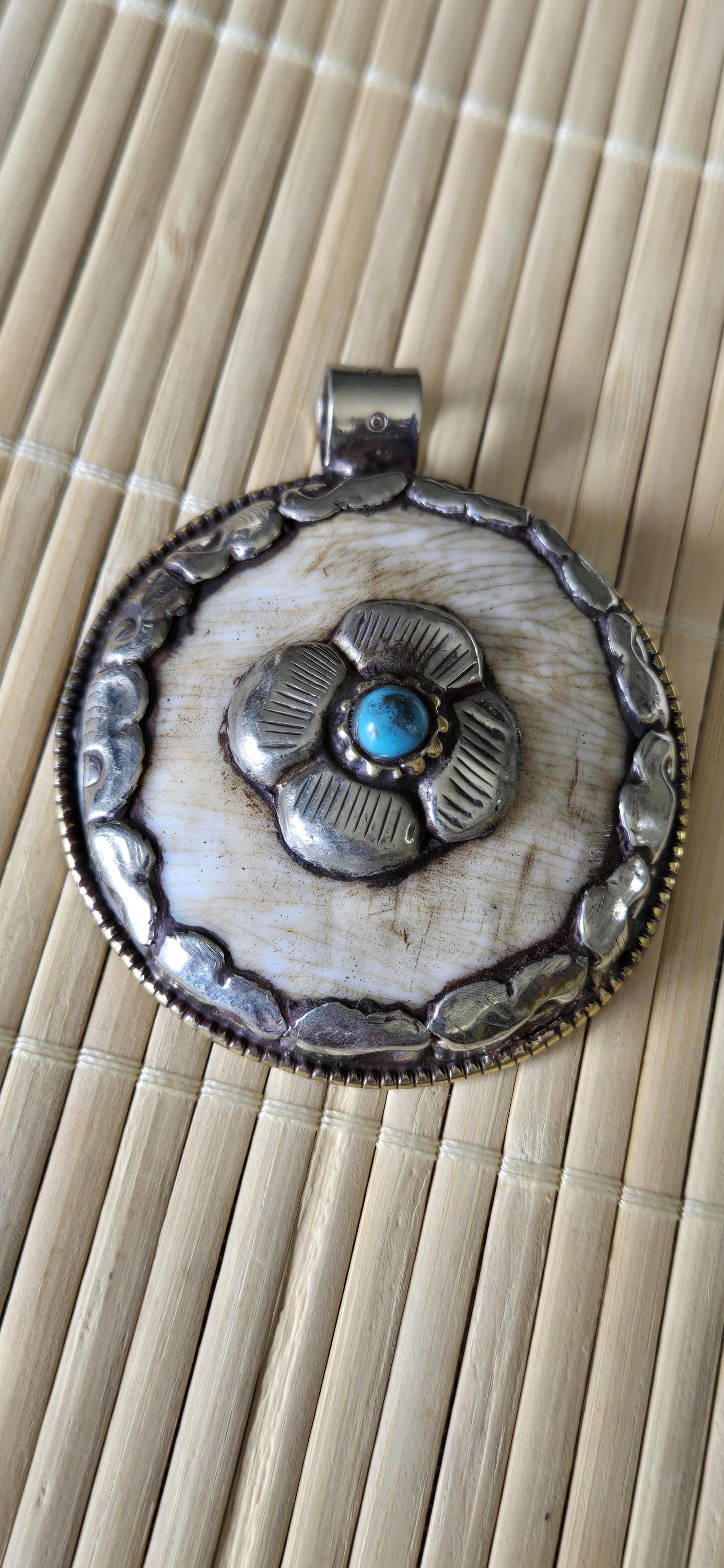 1 pendant - Ethnic Tibetan silver naga conch shell pendant with turquoise inlay and floral deer carving on reverse side - PM587E