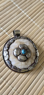 1 pendant - Ethnic Tibetan silver naga conch shell pendant with turquoise inlay and floral deer carving on reverse side - PM587E