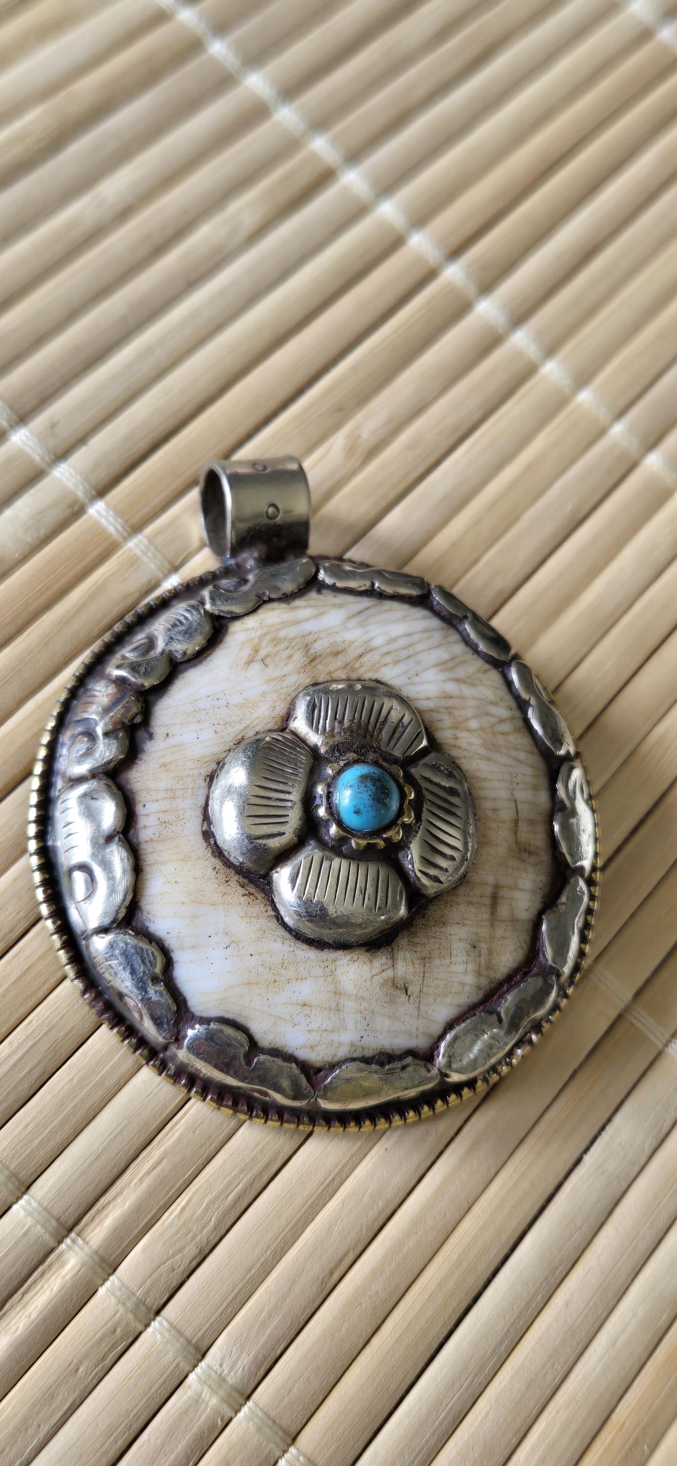 1 pendant - Ethnic Tibetan silver naga conch shell pendant with turquoise inlay and floral deer carving on reverse side - PM587E