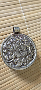 1 pendant - Ethnic Tibetan silver naga conch shell pendant with turquoise inlay and floral deer carving on reverse side - PM587E