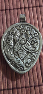 Hand-Carved Conch Shell Pendant – Frog Totem, Human Figure, Firefly Design | Tibetan Nepal Himalayan mystic Jewelry large size - PM491B