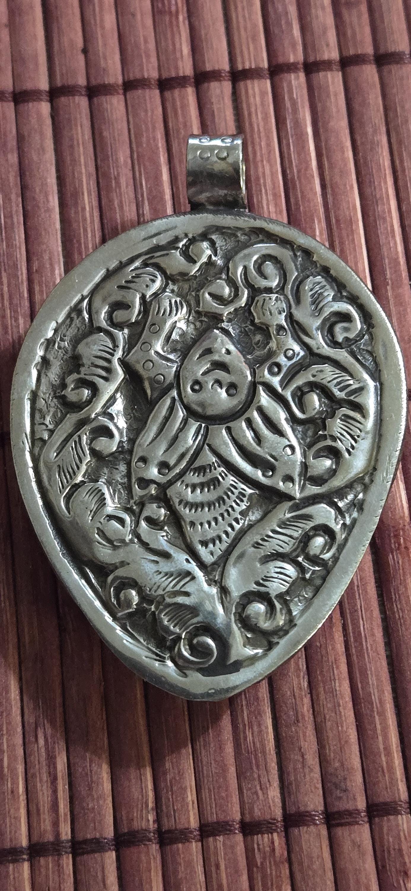 Hand-Carved Conch Shell Pendant – Frog Totem, Human Figure, Firefly Design | Tibetan Nepal Himalayan mystic Jewelry large size - PM491B