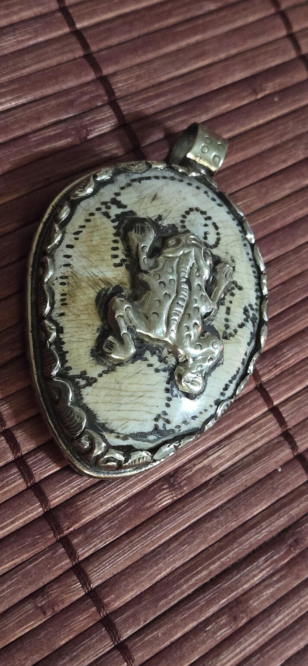 Hand-Carved Conch Shell Pendant – Frog Totem, Human Figure, Firefly Design | Tibetan Nepal Himalayan mystic Jewelry large size - PM491B