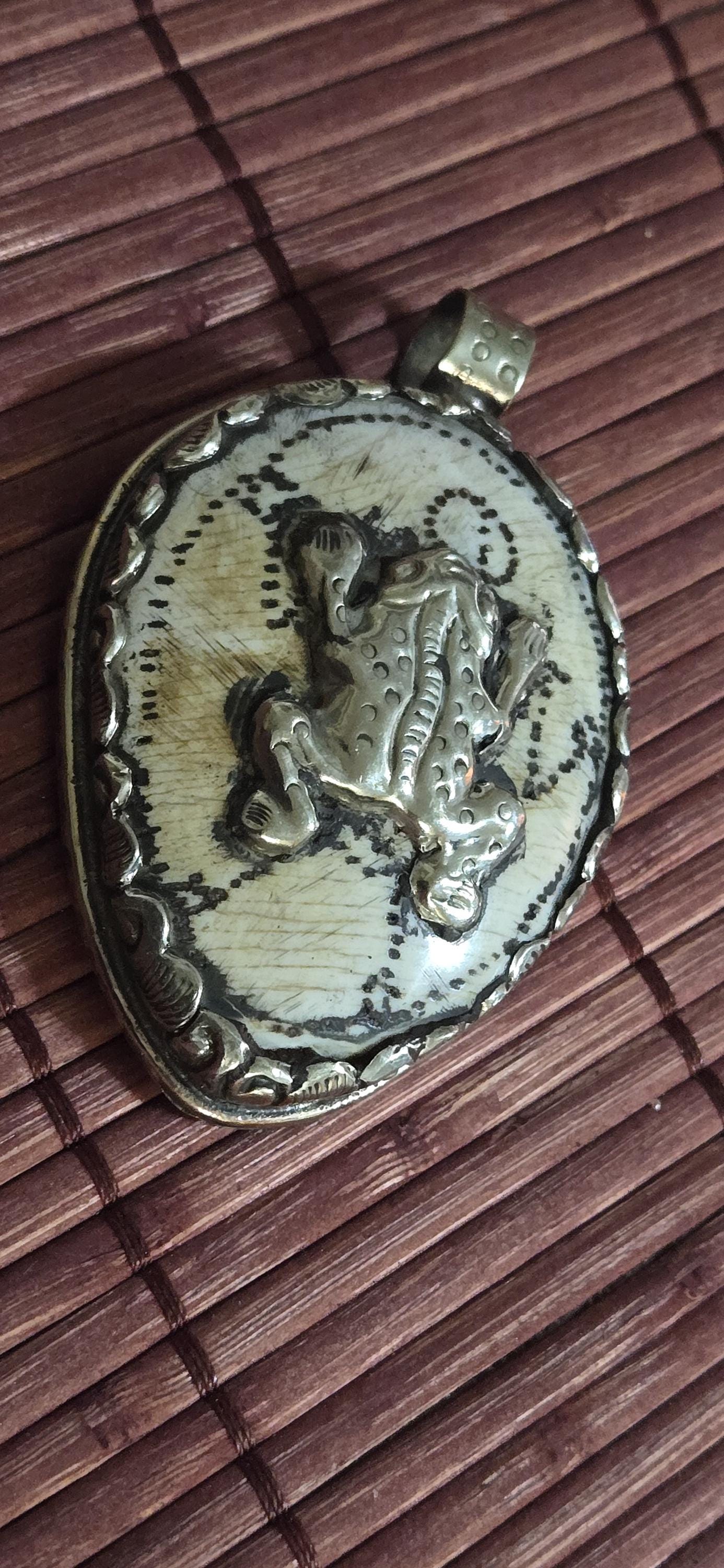 Hand-Carved Conch Shell Pendant – Frog Totem, Human Figure, Firefly Design | Tibetan Nepal Himalayan mystic Jewelry large size - PM491B