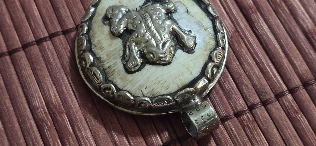 OOAK Ethnic tribal Tibetan naga conch shell Frog pendant reverse side floral design -Nepal PM491C