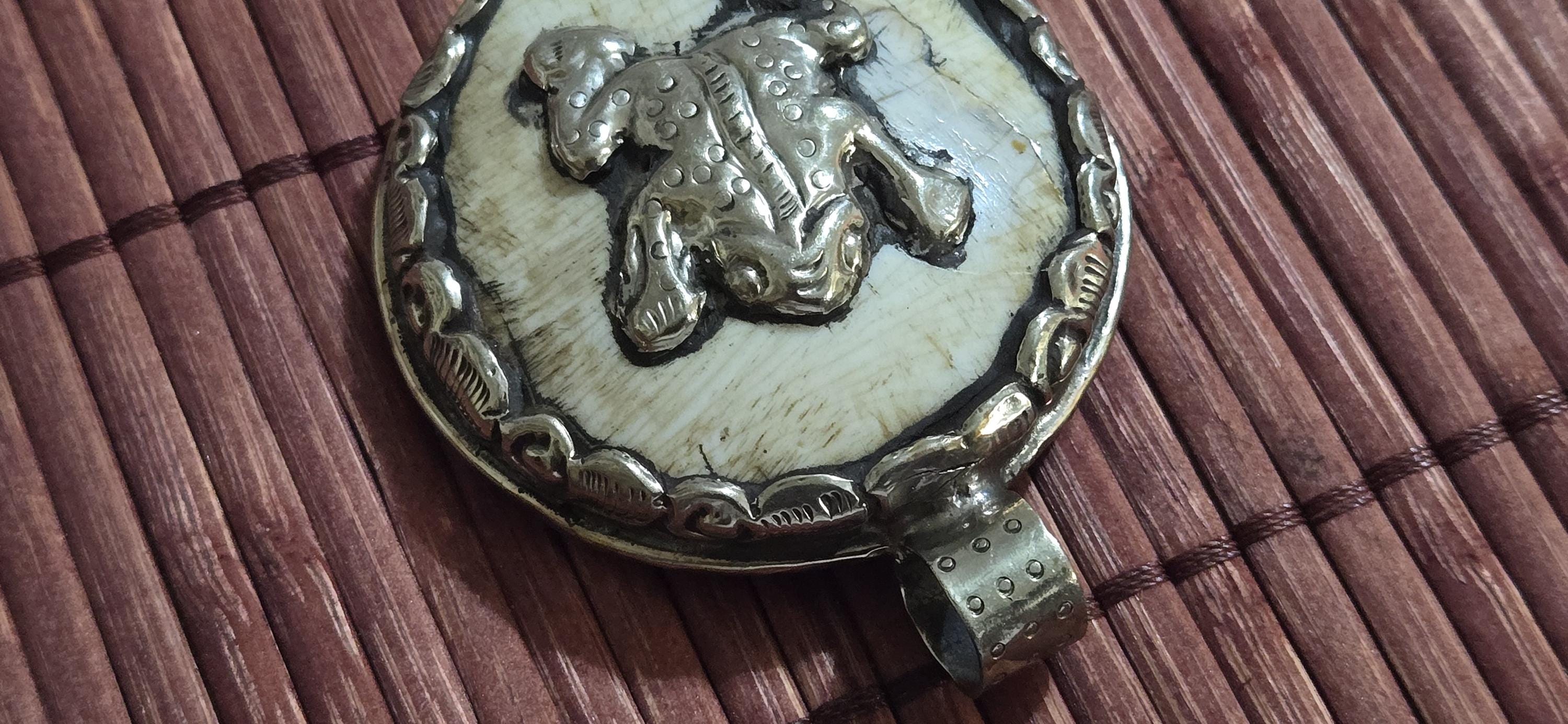 OOAK Ethnic tribal Tibetan naga conch shell Frog pendant reverse side floral design -Nepal PM491C