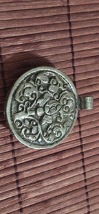 OOAK Ethnic tribal Tibetan naga conch shell Frog pendant reverse side floral design -Nepal PM491C