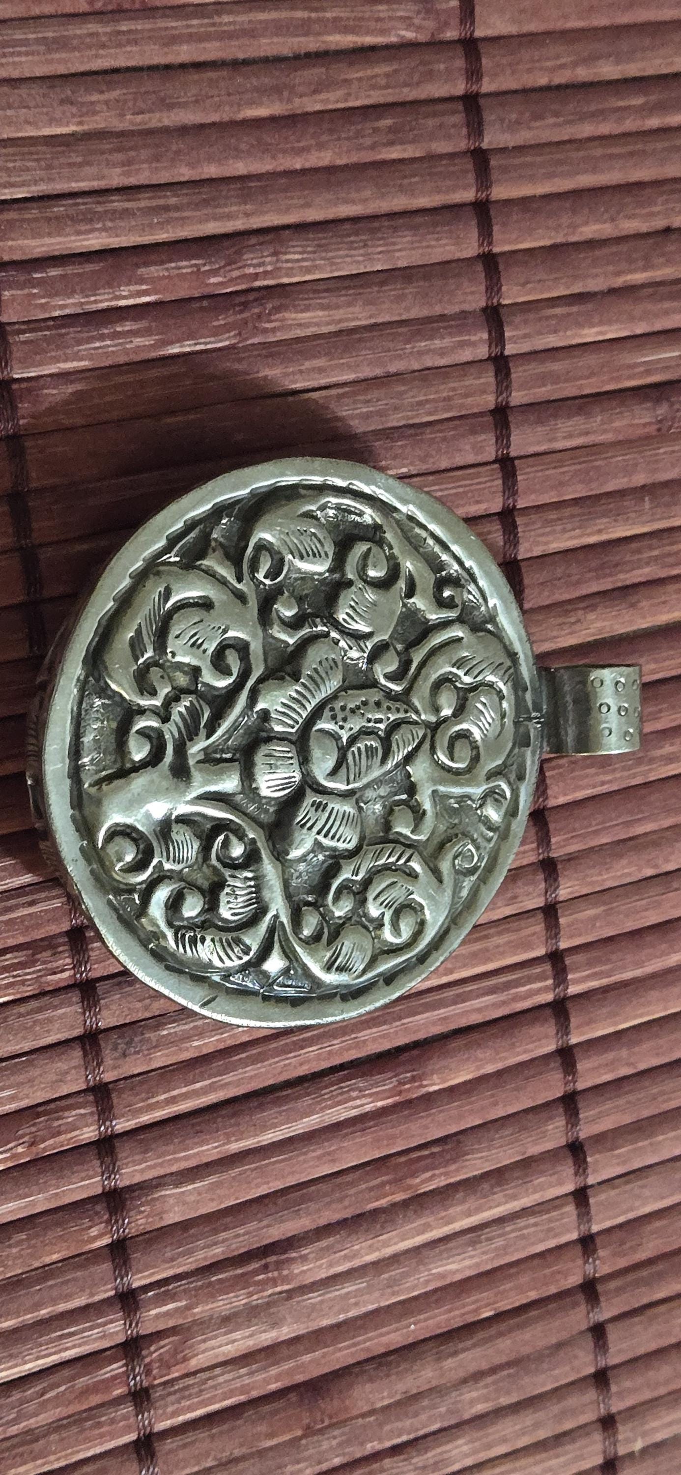 OOAK Ethnic tribal Tibetan naga conch shell Frog pendant reverse side floral design -Nepal PM491C