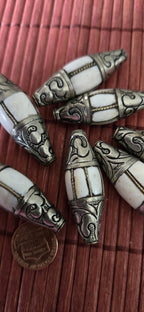 1 naga conch shell Bead - Beautiful antiqued silver tone capped Tribal naga conch shell focal pendant bead grooved wire inlay Nepal CH034G