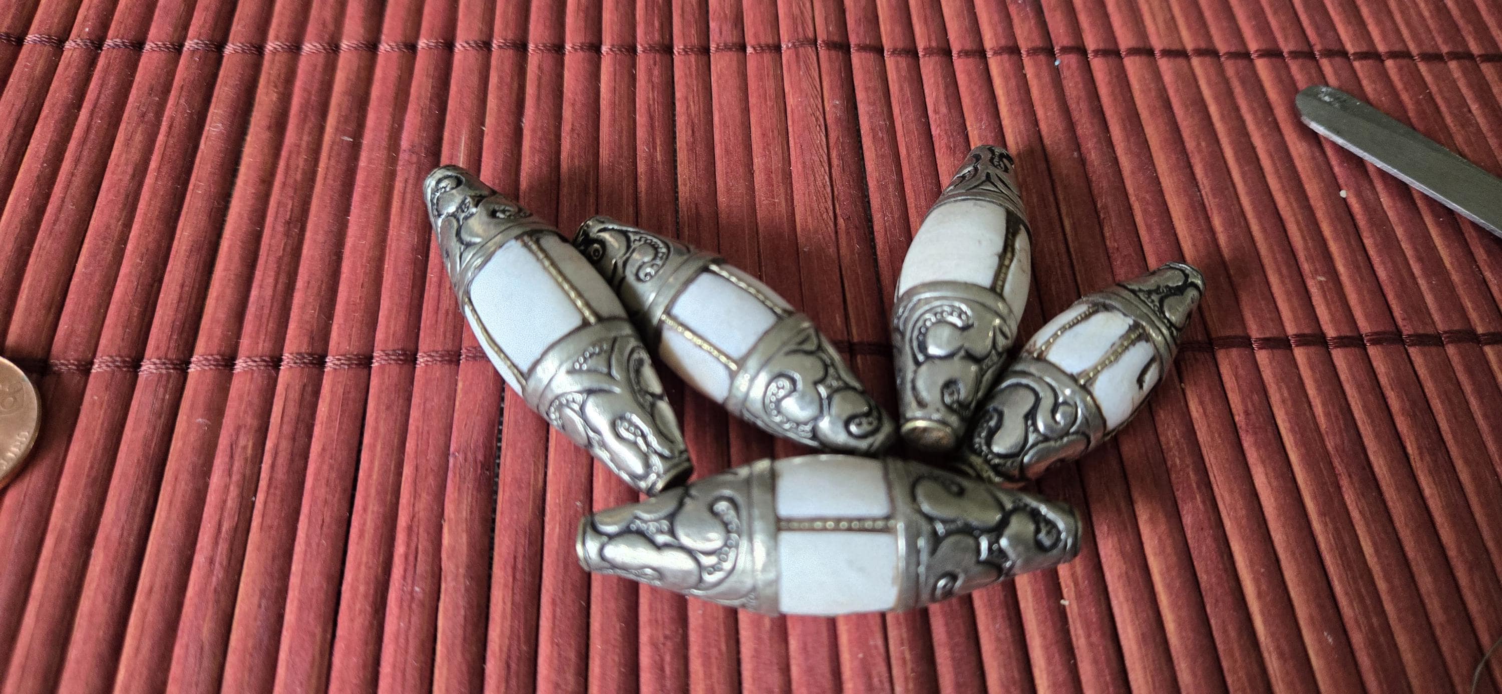 1 naga conch shell Bead - Beautiful antiqued silver tone capped Tribal naga conch shell focal pendant bead grooved wire inlay Nepal CH034G
