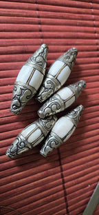 1 naga conch shell Bead - Beautiful antiqued silver tone capped Tribal naga conch shell focal pendant bead grooved wire inlay Nepal CH034G