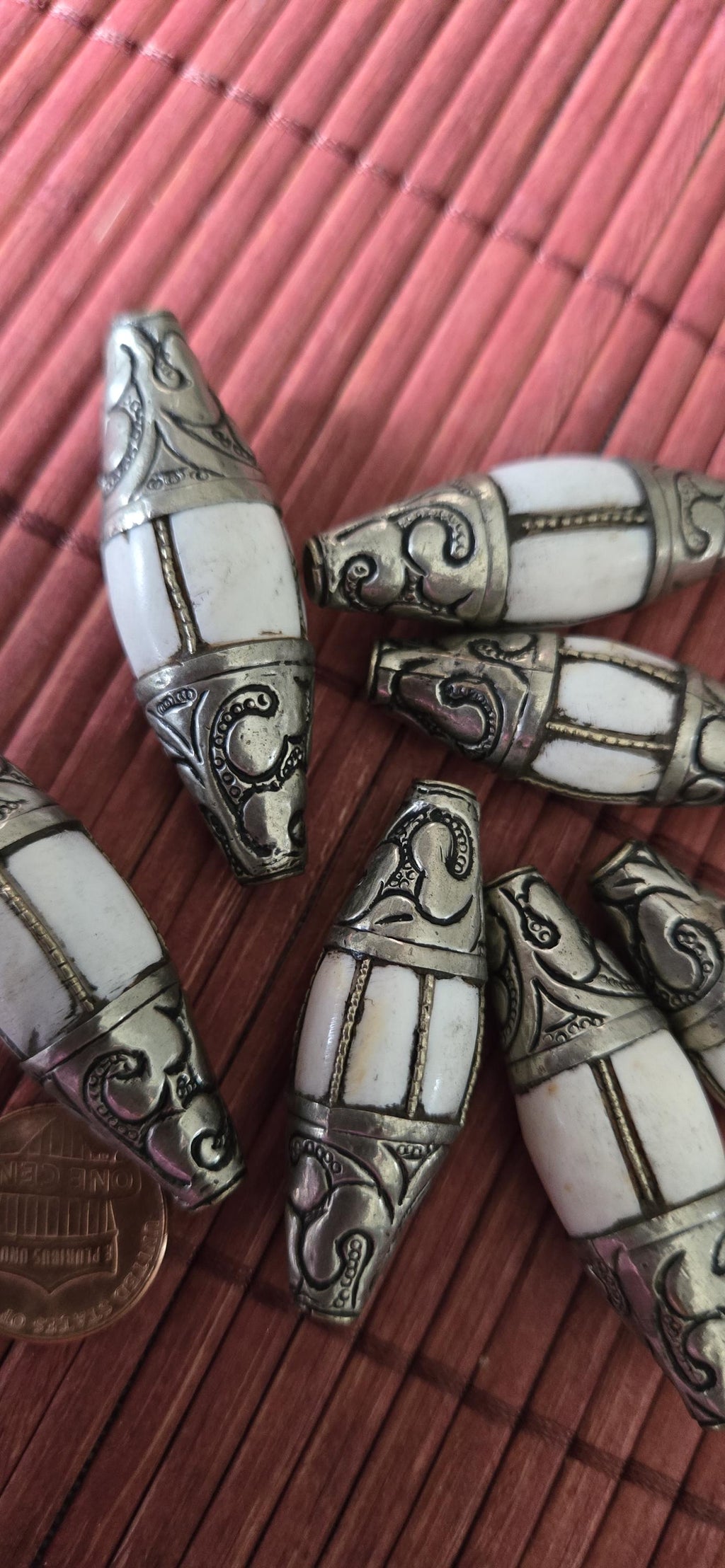 1 naga conch shell Bead - Beautiful antiqued silver tone capped Tribal naga conch shell focal pendant bead grooved wire inlay Nepal CH034G