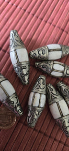 1 naga conch shell Bead - Beautiful antiqued silver tone capped Tribal naga conch shell focal pendant bead grooved wire inlay Nepal CH034G