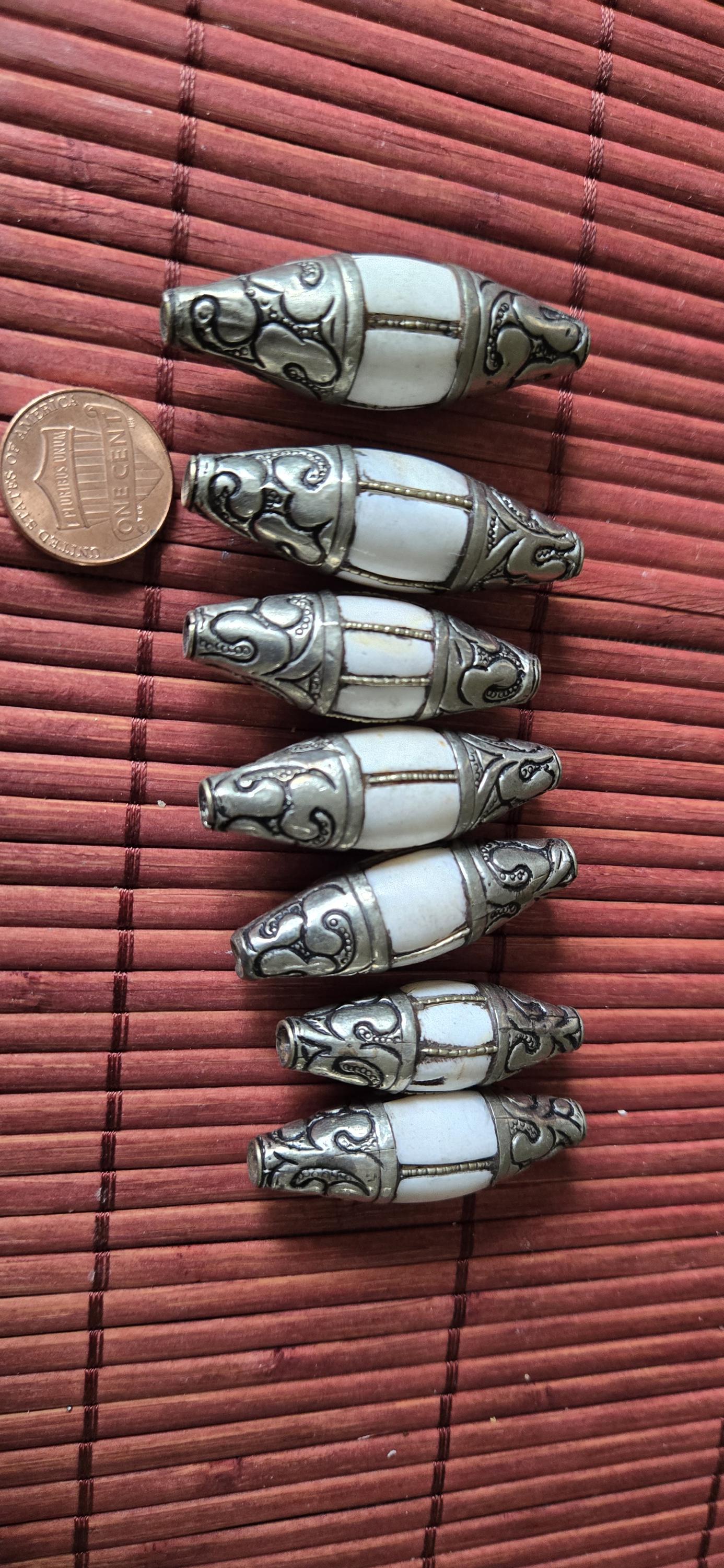 1 naga conch shell Bead - Beautiful antiqued silver tone capped Tribal naga conch shell focal pendant bead grooved wire inlay Nepal CH034G