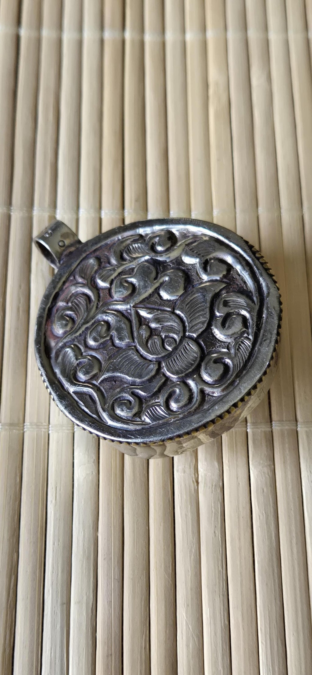 1 pendant - Ethnic Tibetan silver naga conch shell pendant with coral inlay and floral carving on reverse side - PM586G