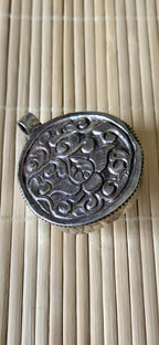 1 pendant - Ethnic Tibetan silver naga conch shell pendant with coral inlay and floral carving on reverse side - PM586G