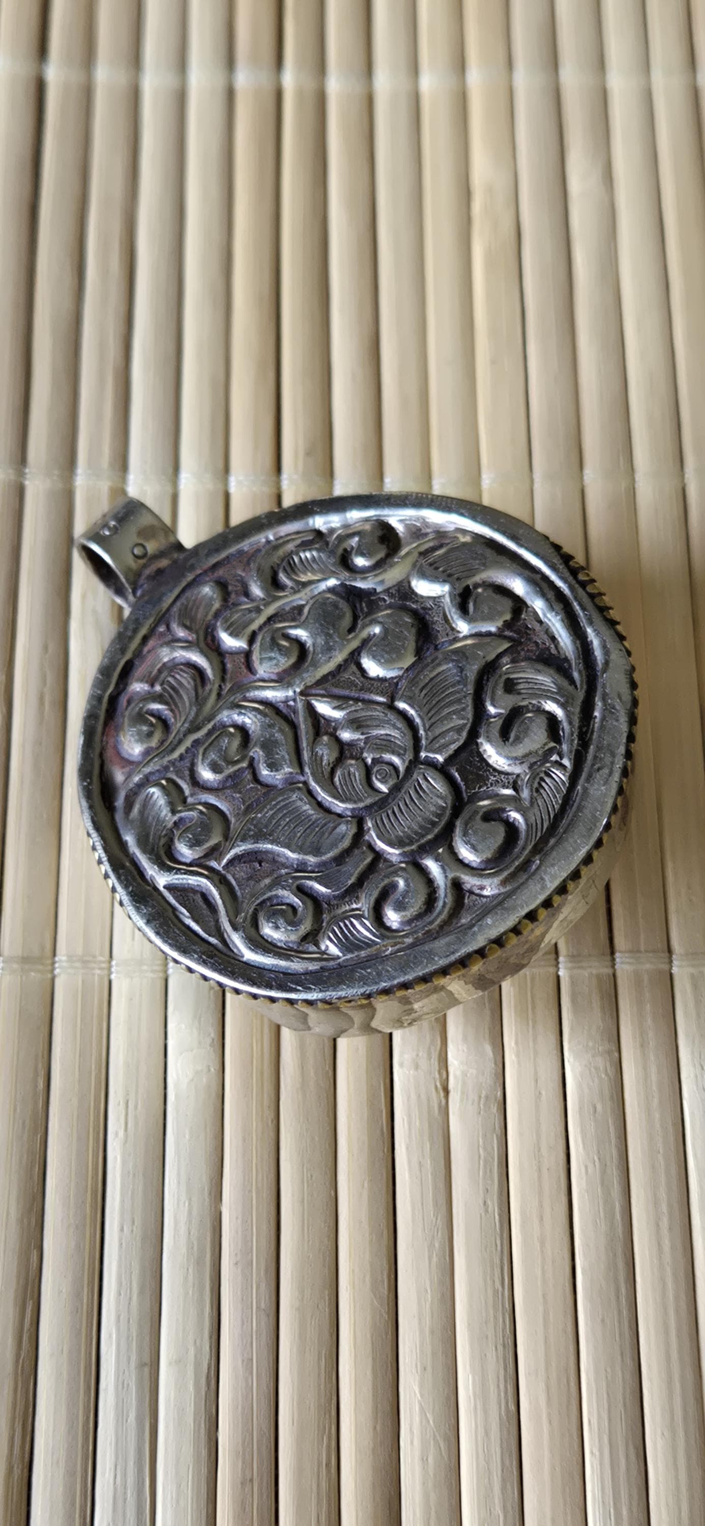 1 pendant - Ethnic Tibetan silver naga conch shell pendant with coral inlay and floral carving on reverse side - PM586G