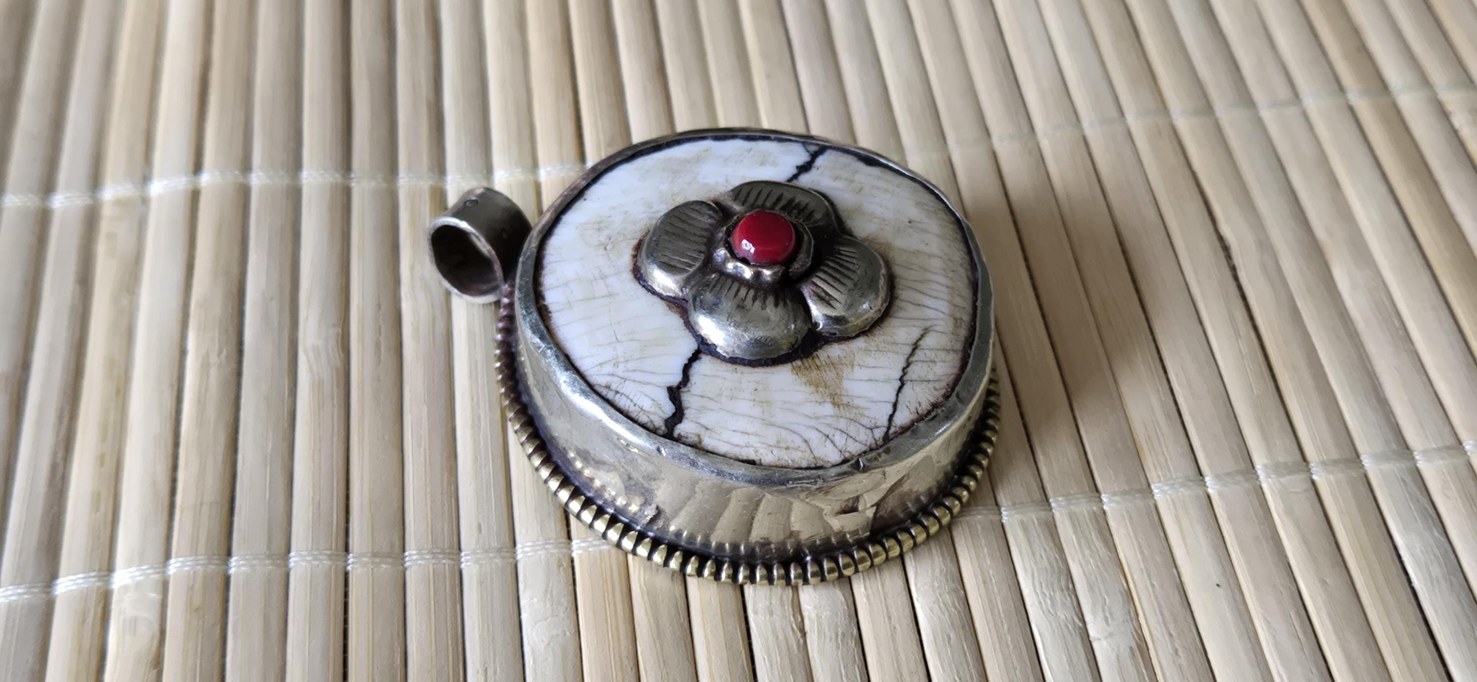 1 pendant - Ethnic Tibetan silver naga conch shell pendant with coral inlay and floral carving on reverse side - PM586G