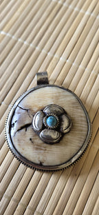 1 pendant - Ethnic Tibetan silver naga conch shell pendant with turquoise inlay and floral deer carving on reverse side - PM587C