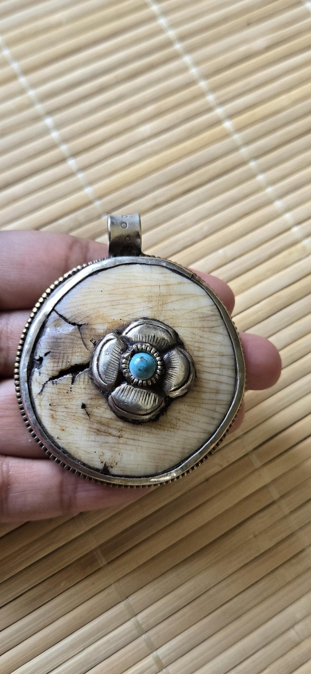 1 pendant - Ethnic Tibetan silver naga conch shell pendant with turquoise inlay and floral deer carving on reverse side - PM587C