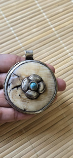 1 pendant - Ethnic Tibetan silver naga conch shell pendant with turquoise inlay and floral deer carving on reverse side - PM587C