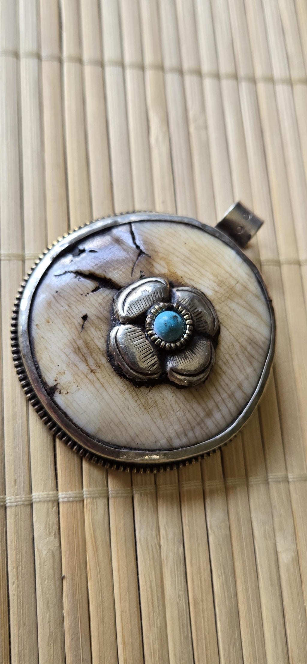 1 pendant - Ethnic Tibetan silver naga conch shell pendant with turquoise inlay and floral deer carving on reverse side - PM587C