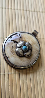 1 pendant - Ethnic Tibetan silver naga conch shell pendant with turquoise inlay and floral deer carving on reverse side - PM587C