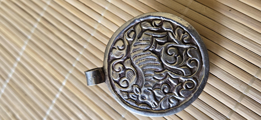 1 pendant - Ethnic Tibetan silver naga conch shell pendant with turquoise inlay and floral deer carving on reverse side - PM587C